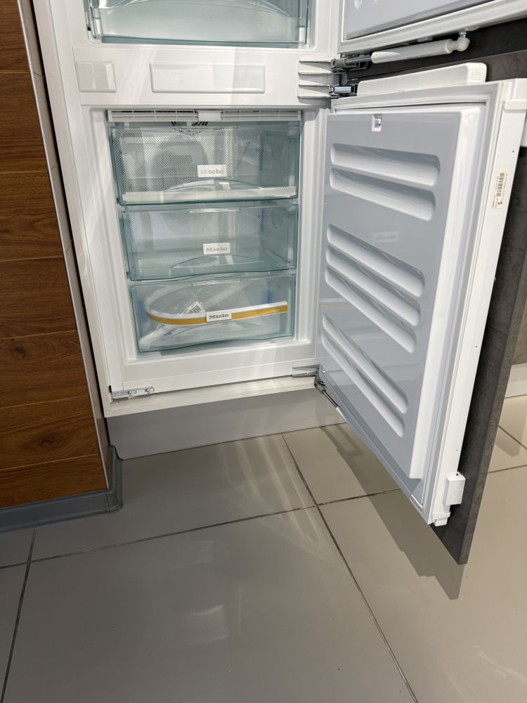 Встраиваемый холодильник MIELE KFN 37682 iD - ракурс 2
