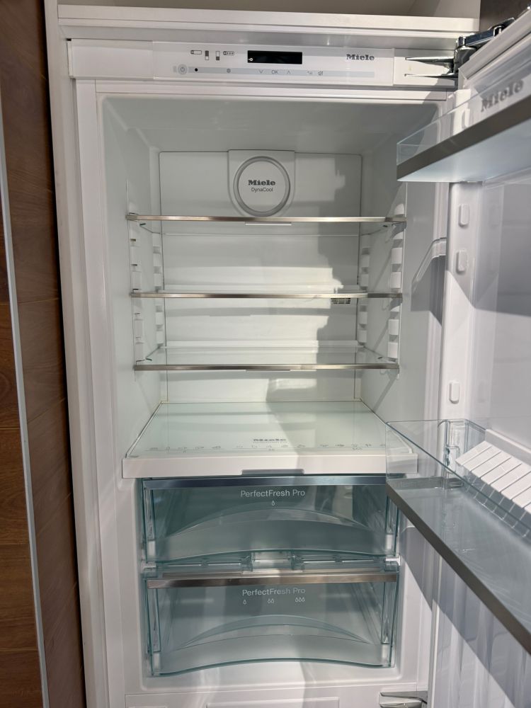 Встраиваемый холодильник MIELE KFN 37682 iD - ракурс 3