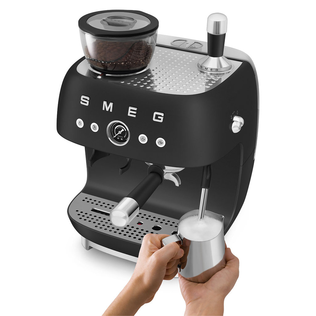 Автоматическая кофемашина SMEG EGF 03BLMEU - ракурс 5