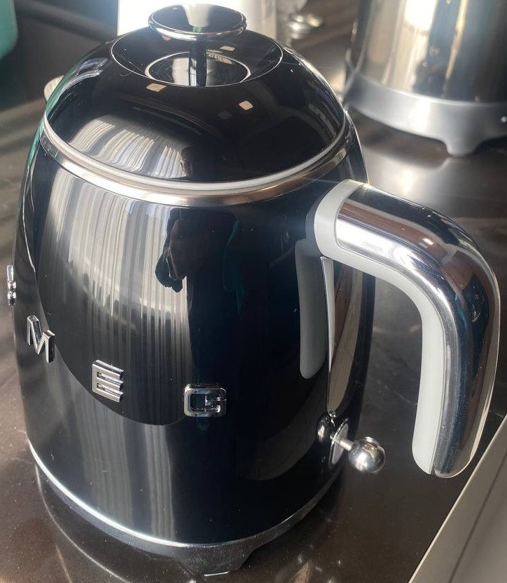 Электрический чайник SMEG KLF 05BLEU - ракурс 2